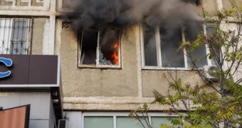 В Актау горела квартира на втором этаже. Дополнено