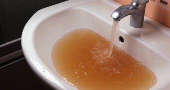 Горяченькая пошла: актаусцы жалуются на качество воды