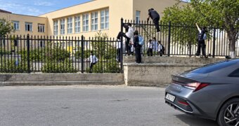 Не хотят делать крюк: в Актау школьники перелезают через забор
