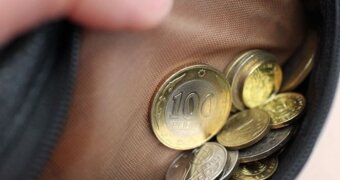 В Казахстане вдовам погибших полицейских начислили долги и сократили выплаты до 98 теңге