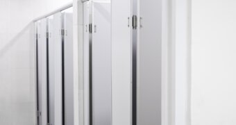 Заглядывал в женские кабинки? В Атырау разгорелся скандал в торговом центре