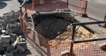 Связывают с провалом брусчатки: жители Актау сообщили об отсутствии отопления