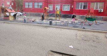 В Актау жители 31А микрорайона ждут ремонта дороги и детской площадки