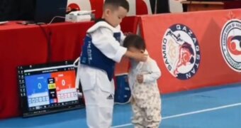 Золото – сестре: трогательный поступок маленького тхэквондиста из Актау попал на видео
