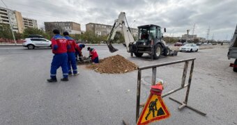 «Кто за это ответит?»: житель Актау пожаловался на яму после ремонта электросетей
