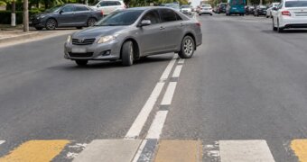 То двойная сплошная, то разрыв — в Актау два водителя лишились прав из-за разметки