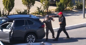 Удары кулаками и ногой по голове — драка возле ЦОНа в Актау попала на видео