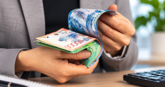 Минимальную зарплату в Казахстане поднимут на 25 тысяч теңге — последствия уже подсчитали