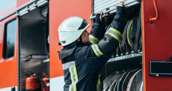Пожар в Баскудуке: горящую кровлю дома тушили 15 спасателей