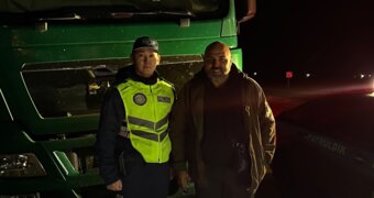 Вместо штрафа – помощь: полицейские Жанаозена выручили иностранца