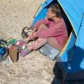 Жившей в палатке на берегу моря женщине помогли актауские волонтёры