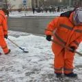 Потребовалось 18 кубометров песка и 29 тонн соли: в Актау посыпают дороги