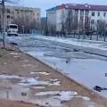 Больше недели в Актау из-за порыва течёт вода в никуда
