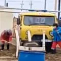 Скорая помощь погрязла в грязи близ Жанаозена