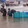 Вывозят личные вещи: как спасатели из Мангистау помогают пострадавшим от паводков жителям Актюбинской области