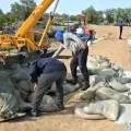 Около 90 спасателей из Мангистау укрепляют дамбу вдоль реки Жайык