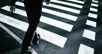 Павлодарец резко толкнул прохожего и спас ему жизнь