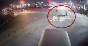 Двойное сальто в воздухе: жуткое ДТП со скутеристом попало на видео в Актау