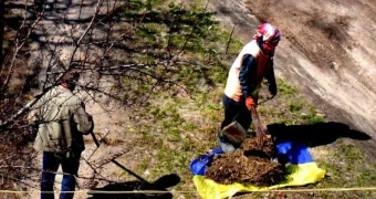 В Киеве дворник сделал мешок для мусора из флага Украины