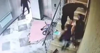 Потолок упал на женщину с ребенком в ЖК Астаны. ВИДЕО