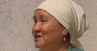 Аким Мангистауской области поздравил свою первую учительницу