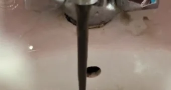 Жители Актау: За черную жижу из крана заплатим по тарифу горячей воды?