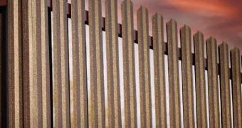 Как выбрать надежный современный забор для дома в условиях казахстанского климата?