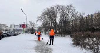 В Актау приступили к уборке дорог от снега