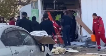 Автомобиль протаранил магазин в Актау: владелица борется за возмещение ущерба