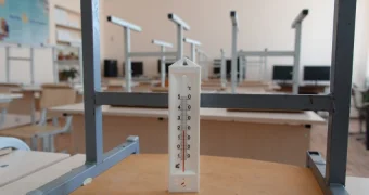 Ученики одной из школ Актау сидят на занятиях в куртках