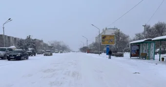 Пассажиры выталкивают автобус на обледеневшем подъеме - обстановка на дорогах Актау