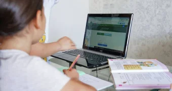 В Актау школьников отправили на дистанционное обучение из-за снежной метели