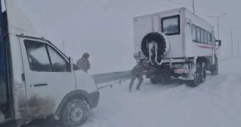 В Актау в снежном плену оказались почти 200 человек