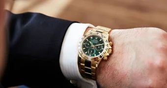 Житель Актау добился возврата свыше миллиона тенге за золотые часы