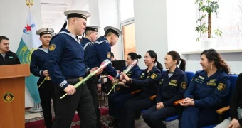 В Актау военные моряки поздравили женщин-военнослужащих