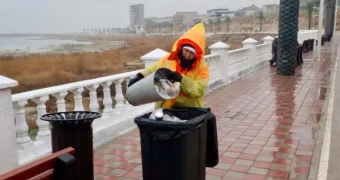 После праздника: в Актау с набережной мусор вывозят тоннами