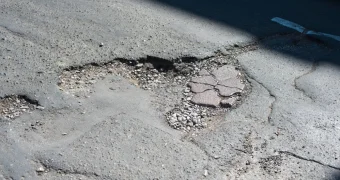 Придется подождать! В Актау отменили конкурс на ямочный ремонт автодорог внутри микрорайонов