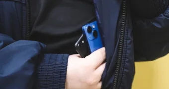 В Актау пожилой мужчина «стянул» телефоны на тое