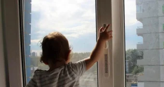 Ербол Кенжевалов: Безответственность родителей приводит к падению ребенка из окна