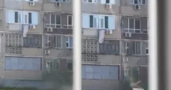 В Актау доски выбрасывают из окон