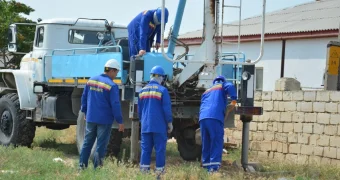 В селе Акшукур АО «МРЭК» заменит более 105 старых деревянных опор ЛЭП на новые железобетонные