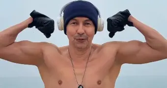 Танцующий «морж» каждое утро радует жителей Актау