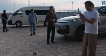 Джеки Чан ознакомился с роботом-собакой для обеспечения общественной безопасности в Актау