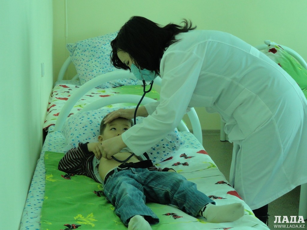 Врач Алипова осматривает пациента. Фото автора