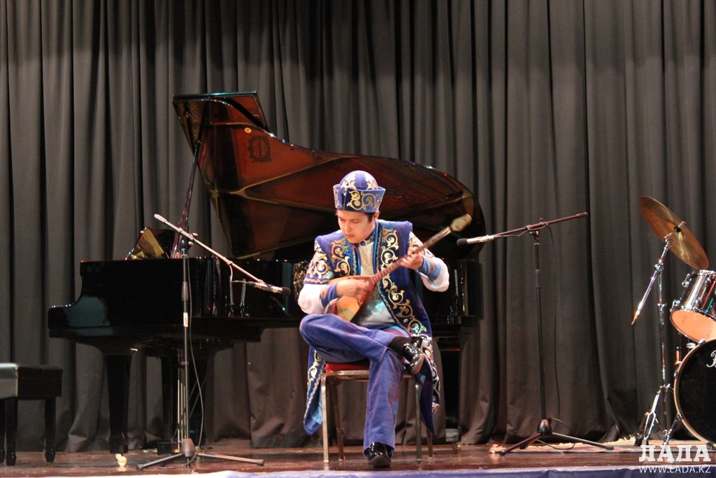 Выступление Набияра Алтаева. Фото предоставлено филармонией