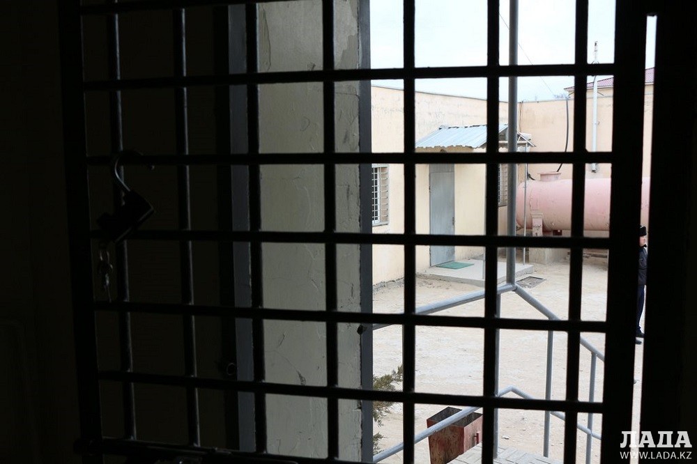 Сейчас задержанные смотрят на мир через решетку. Фото Кадырбека Айдарулы