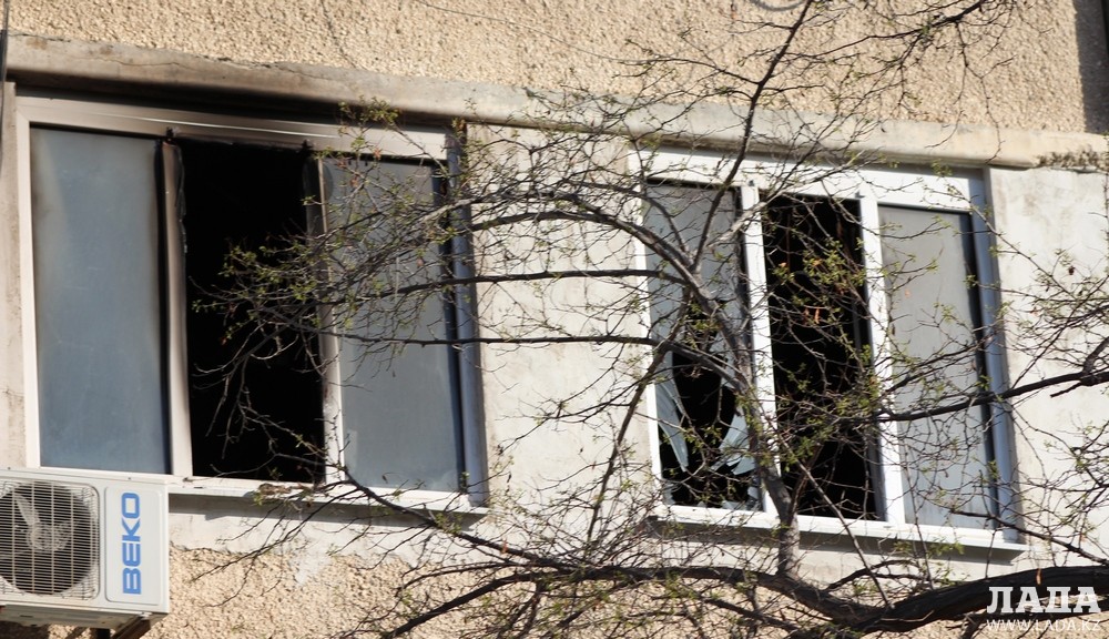 Окна сгоревшей квартиры. Фото Рашида Исмагилова