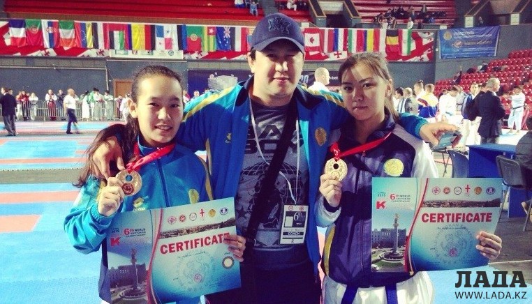 Тренер Ержан Кожаев со своими воспитанницами. Фото прислали участники чемпионата