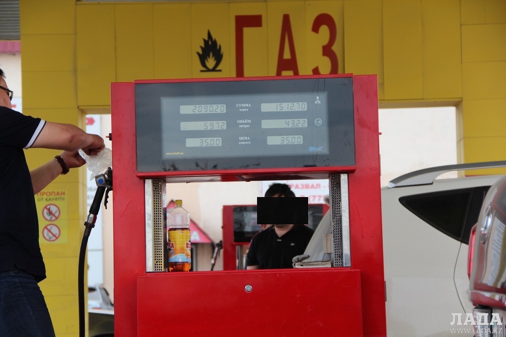 На частных заправках газ отпускают по 35 тенге и выше. Фото автора