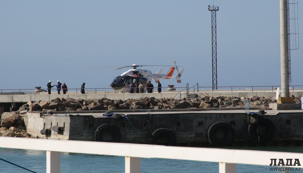 Вертолет МЧС в порту Актау